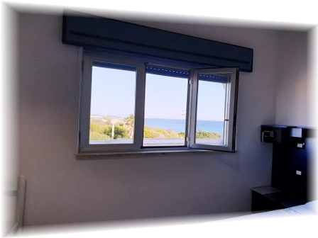 vista mare finestra dalla camera hotel caraibisiaco in puglia