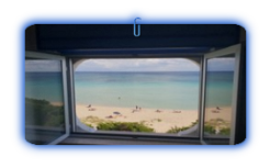 finestra con vista mare dalla camera hotel caraibisiaco in Puglia sul mare